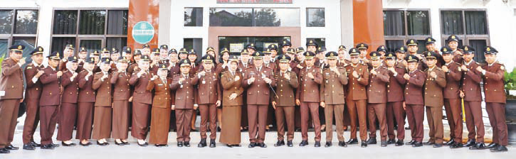 Kajari Kendari Ronal bersama jajaran.