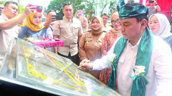 Pj Gubernur Sultra Andap Budhi Revianto meneken prasasti peresmian gedung baru RSJ Sultra.