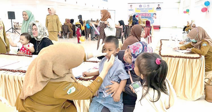 PEKAN IMUNISASI NASIONAL : Suasana pemeriksaan kesehatan terhadap balita di Balai Kota Kendari, kemarin.(AGUS SETIAWAN/KENDARI POS)