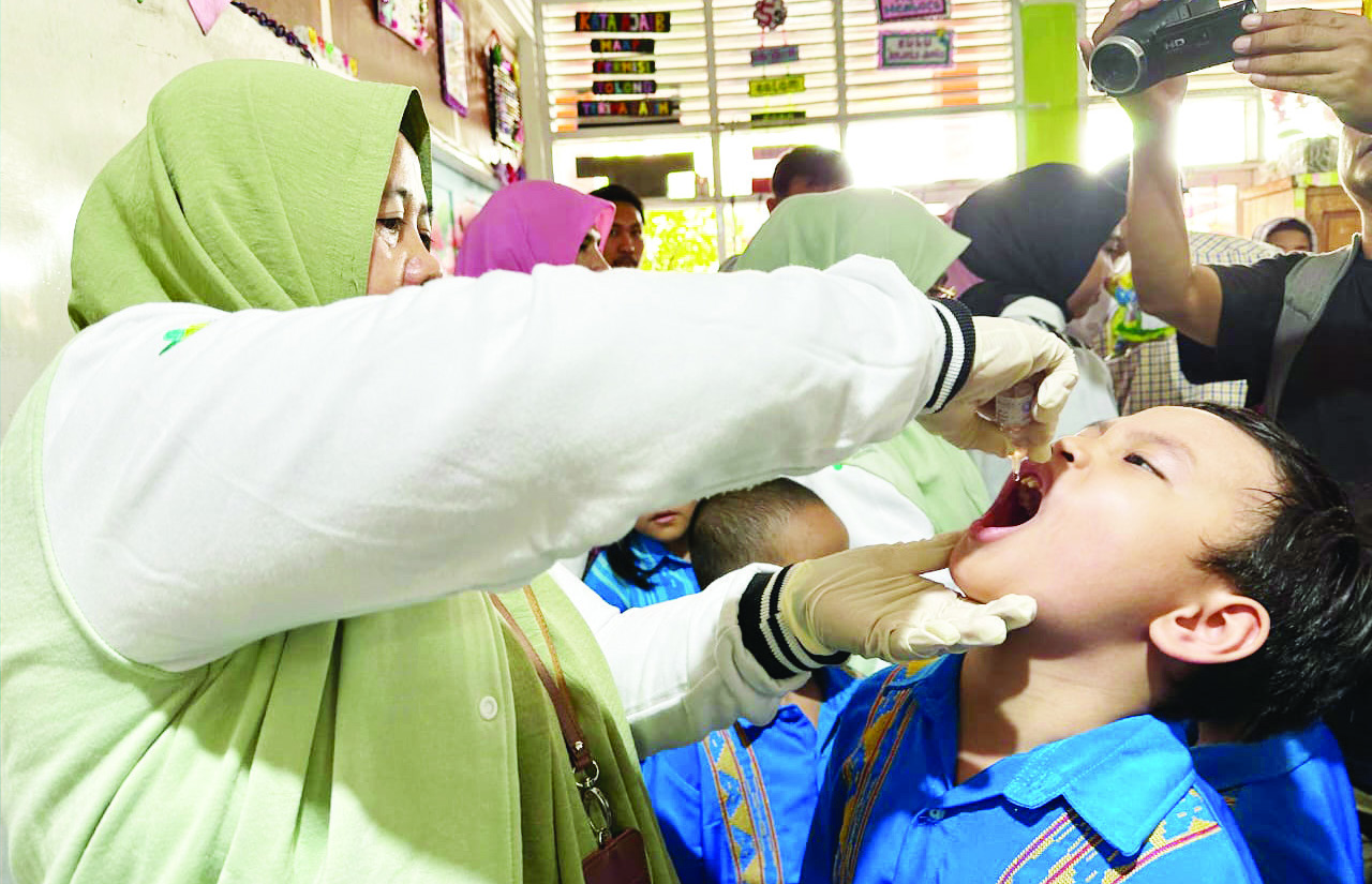 VAKSINASI POLIO : Murid SD Negeri 84 Kendari saat mengikuti vaksinasi Polio, Selasa (23/7)