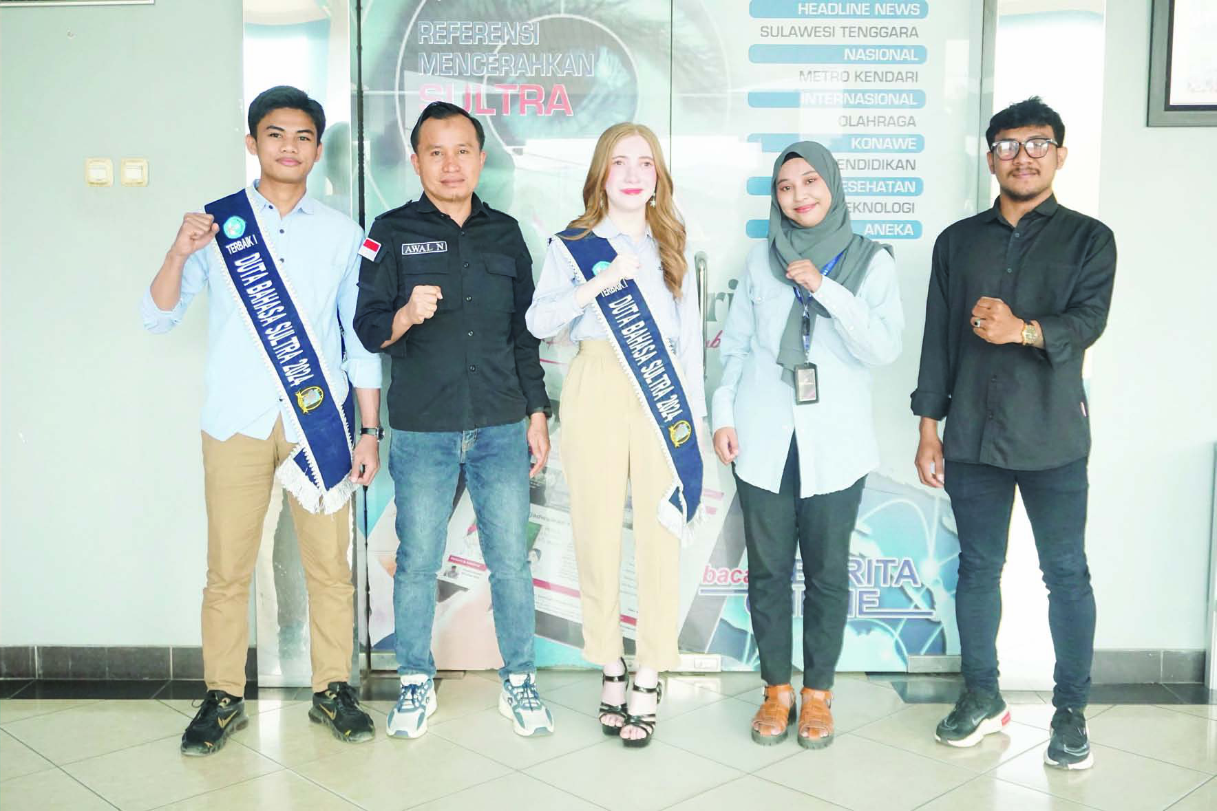 Wadir Kendari Pos Awal Nurjadin (dua kanan) bersama Duta Bahasa Sulawesi Tenggara Dikki Nur Alamsyah (kiri) danRyska Ayu Putri (tengah) bersama jajaran foto bersama di Graha Pena, Kendari Pos.