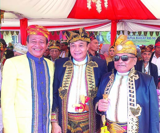 Pj Bupati Mubar, La Ode Butolo (kanan) foto bersama mantan Bupati Mubar, LM Rajiun Tumada (tengah) dan mantan Rektor UHO, Prof Usman Rianse (kiri) usai upacara HUT ke-10 Mubar, Selasa (23/7/2024).