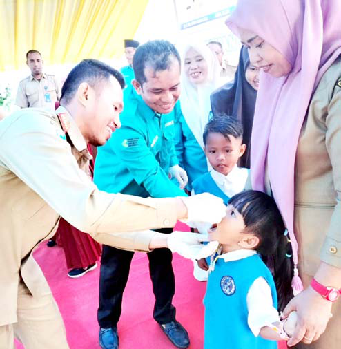 ANTISIPASI KELUMPUHAN : Pencanangan PIN polio tahun 2024 yang diselenggarakan Dinas Kesehatan di Puskesmas Bone Rombo, Kecamatan Kulisusu dan dibuka Asisten Perekonomian dan Pembangunan Setkab Butur, Sahrun Akri, kemarin. (DISKOMINFO KABUPATEN BUTON UTARA FOR KENDARI POS)