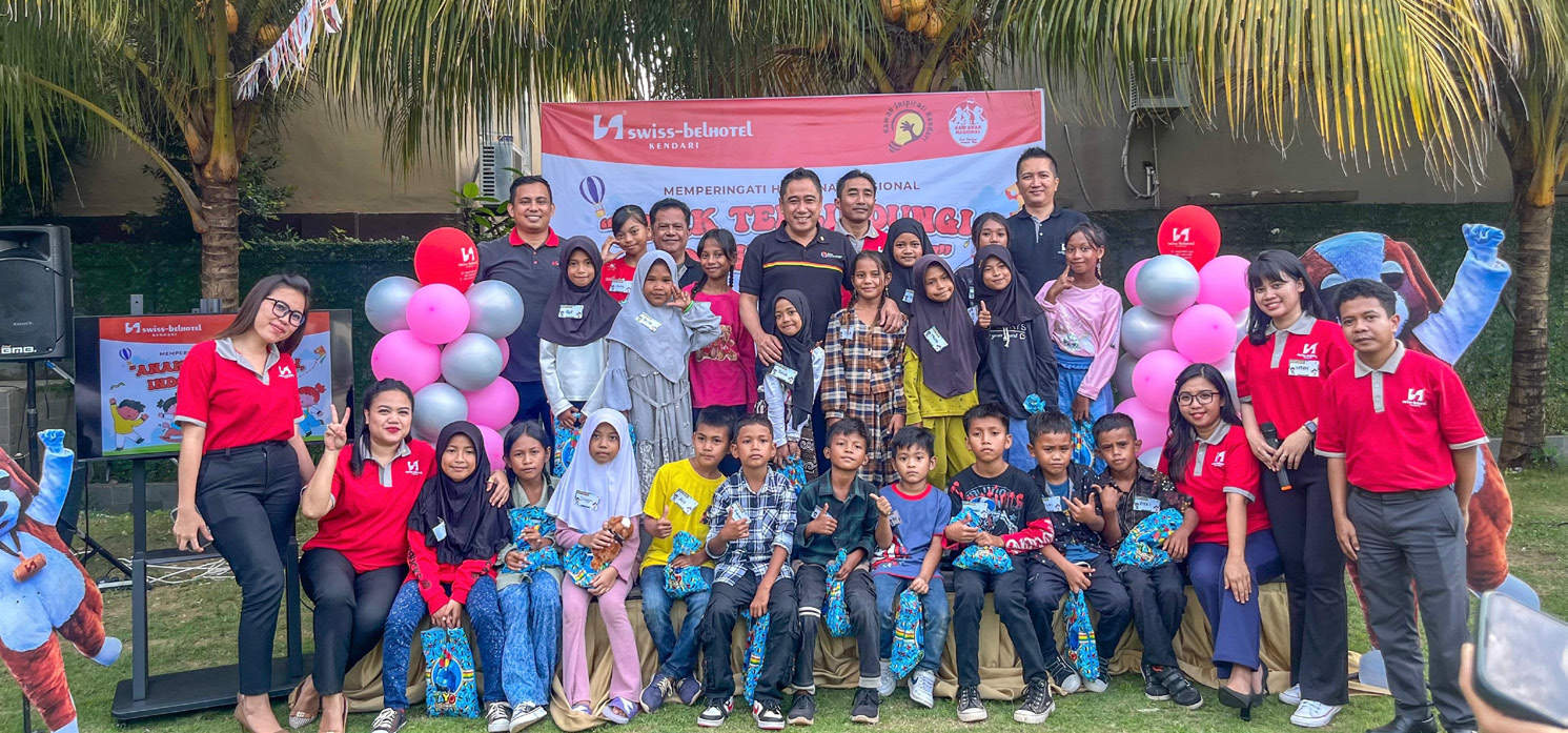 Foto bersama usai kegiatan peringatan Hari Anak Nasional di Swiss-Belhotel Kendari. (EWIN ENDANG SAHPUTRI/KENDARI POS)