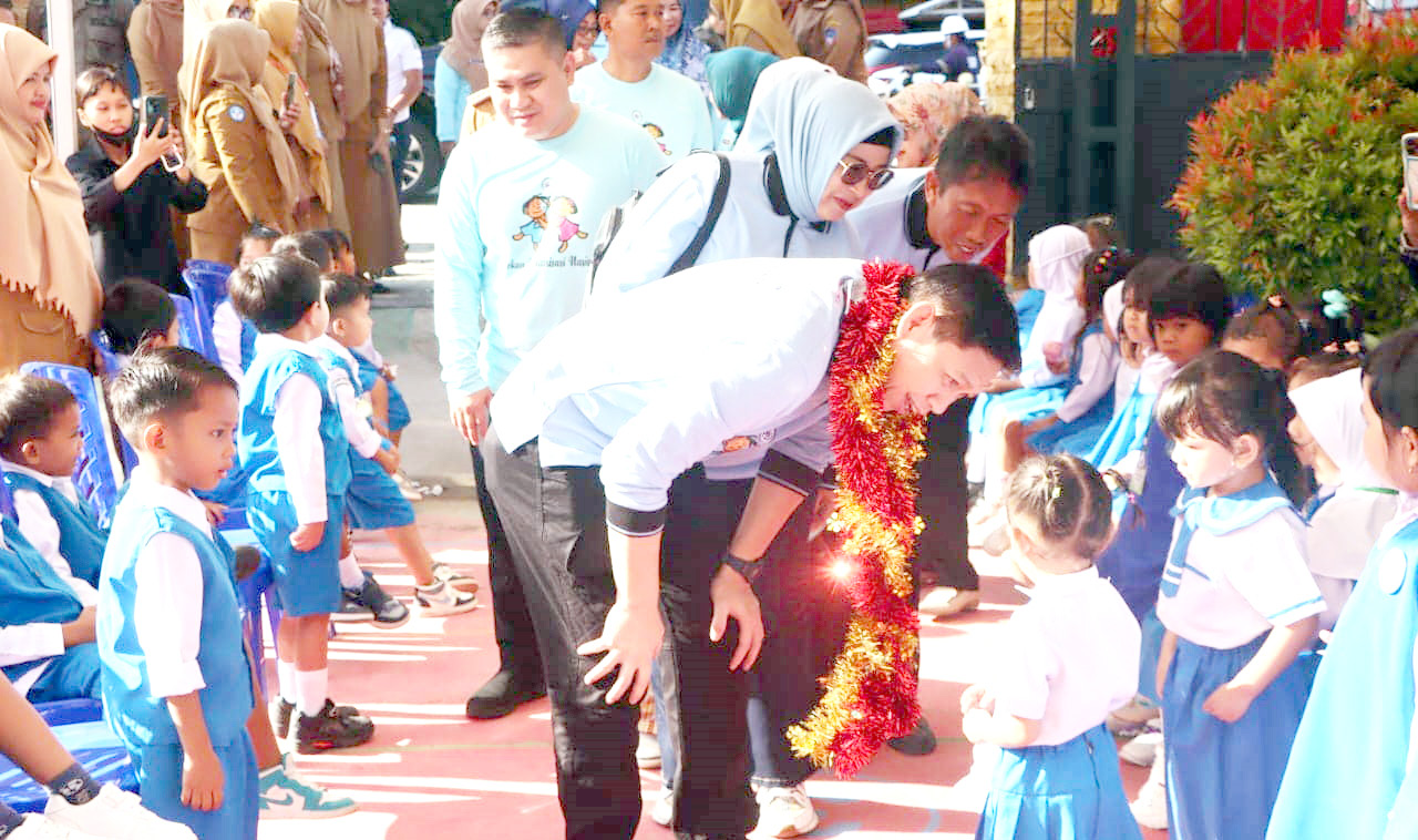 TINGKATKAN CAKUPAN : Pj Bupati Kolaka, Andi Makkawaru, saat menyapa anak-anak yang akan mendapatkan imunisasi polio dalam PIN 2024, kemarin. (DISKOMINFO KABUPATEN KOLAKA FOR KENDARI POS)