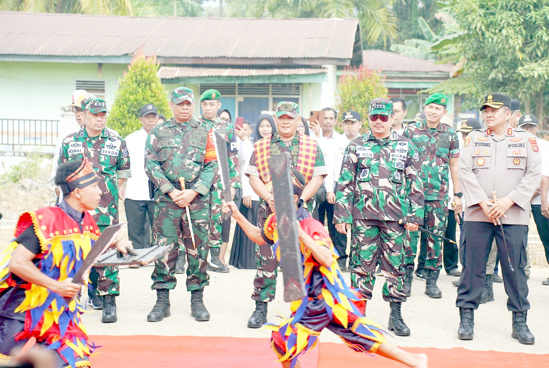 KOLABORASI : Pembukaan TMMD ke-121 tahun 2024 yang digelar di Kabupaten Kolaka Timur, kemarin. Sejumlah wilayah menjadi sasaran pekerjaan peningkatan infrastruktur dan penyelenggaraan kegiatan nonfisik. (DISKOMINFO KABUPATEN KOLAKA TIMUR FOR KENDARI POS)