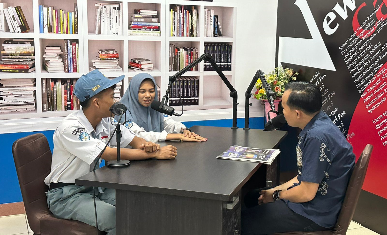 Wadir Kendari Pos Awal Nurjadin memandu podcast.