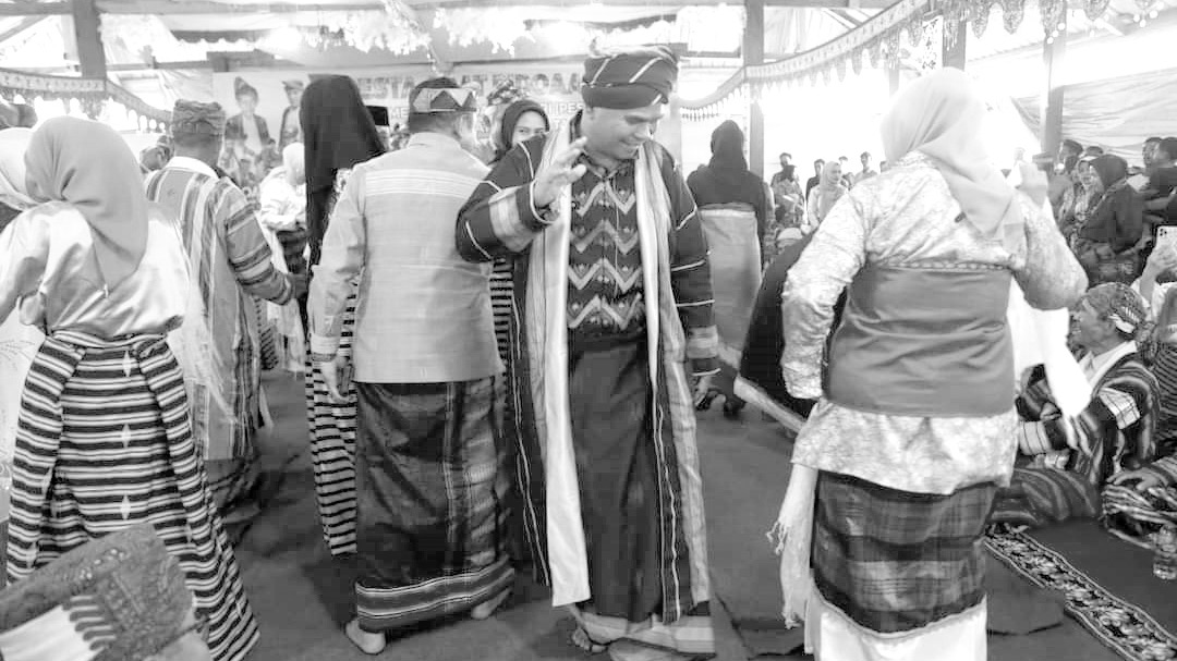 Pj Bupati Buton La Haruna saat menghadiri pesta adat Pidoaano Kuri yang digelar warga Wabula.(IST)
