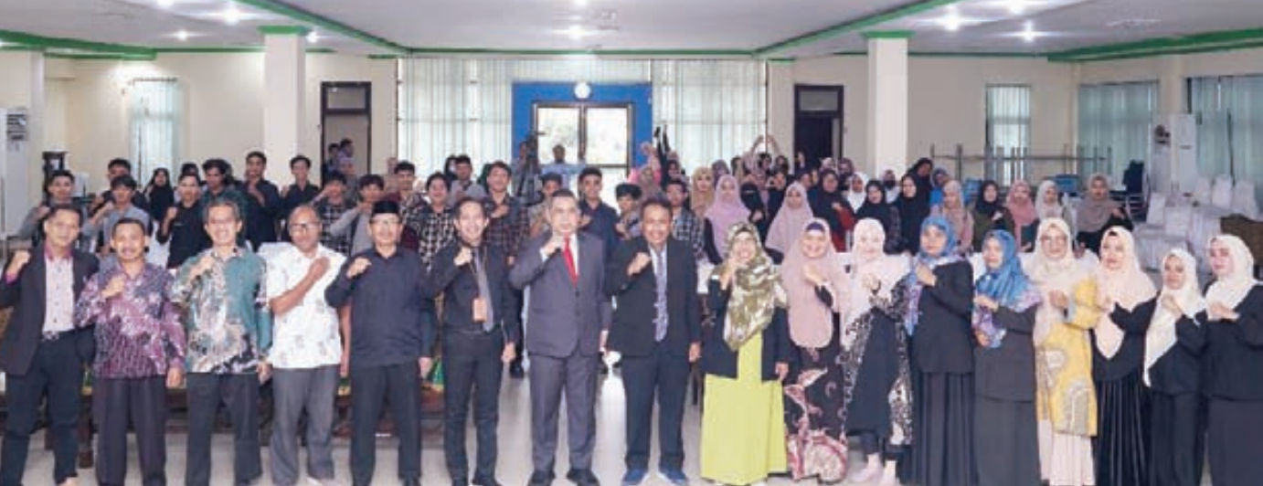 Foto bersama usai kegiatan seminar internasional di Aula Perpustakaan IAIN Kendari. (HUMAS IAIN KENDARI)