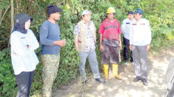 Kepala Distanak Sultra LM. Rusdin Jaya (tiga kiri) menyambangi beberapa wilayah guna memastikan produksi pertanian tetap terjaga memasuki musim kemarau.