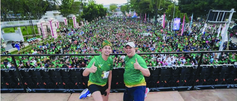 DUKUNG: Artis Raffi Ahmad (kiri) dan Ketua IKA UMI Sultra, Ruksamin berpose bersama ribuan peserta Sultra Run di Pelataran Eks MTQ Kendari, Minggu (28/7/2024). (Muhammad Akbar Ali/Kendari Pos)