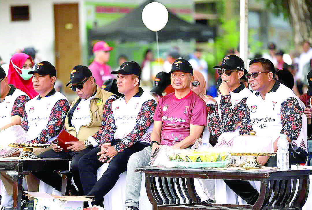 LAUNCHING: Ketua KPU Sultra, Asril (kanan) beserta jajaran dan sejumlah pejabat saat menghadiri sosialisasi maskot, jingle dan peluncuran program titik kumpul Pilkada 2024 di Lapangan Benu-benua Kendari, Minggu (28/7/2024). (Agus Setiawan/Kendari Pos)