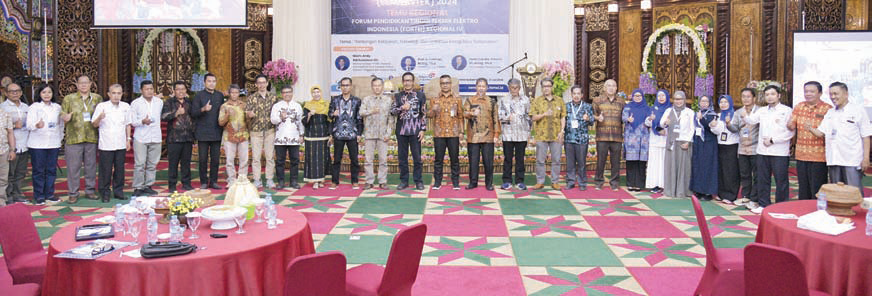 Foto bersama Prof. Armid, S.Si., M.Si., M.Sc., D.Sc., selaku Wakil Rektor IV UHO (enam belas dari kanan), Dekan FT UHO. Dr. Edward Ngii, ST.,MT (lima belas dari kanan), narasumber dan peserta usai kegiatan.(EWIN ENDANG SAHPUTRI/KENDARI POS)