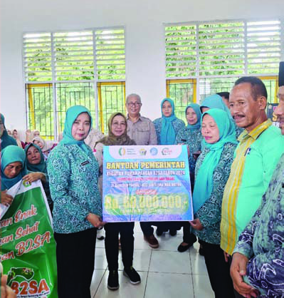 Ketua TP PKK Sultra, Wa Ode Munanah Asrun Lio (kiri) menyerahkan bantuan rumah pangan B2SA. (FOTO : TP PKK PROVINSI SULTRA)