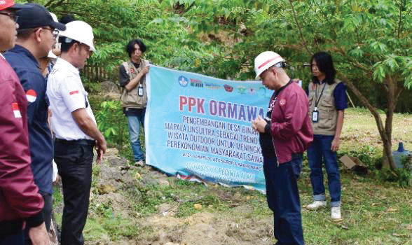 Rektor Unsultra, Prof. Dr. Andi Bahrun, M.Sc., Agric., meletakkan batu pertama gerbang desa wisata di Desa Sawapudo.(HUMAS UNSULTRA FOR KENDARI POS)