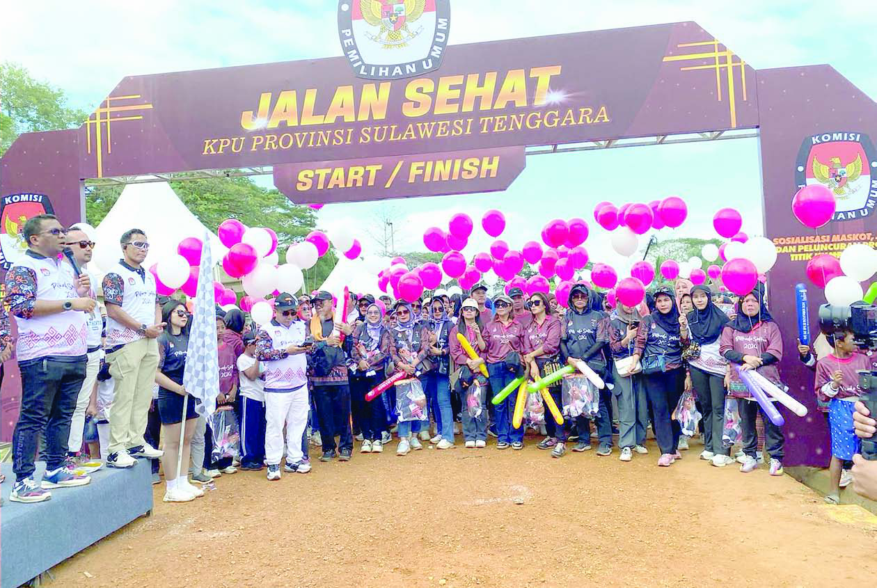 Ketua KPU Sultra, Asril saat melepas peserta jalan sehat di Lapangan Benu-benua, kemarin.