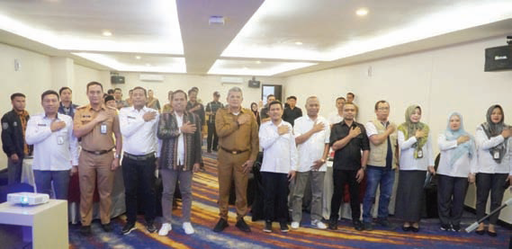 SUSUN RANCANGAN RPJPD : Pj Wali Kota, Muhammad Yusup dan Ketua KPU Kota Kendari foto bersama peserta sosialisasi visi, misi, dan program Calon Wali Kota Kendari, kemarin. (AGUS SETIAWAN/KENDARI POS)