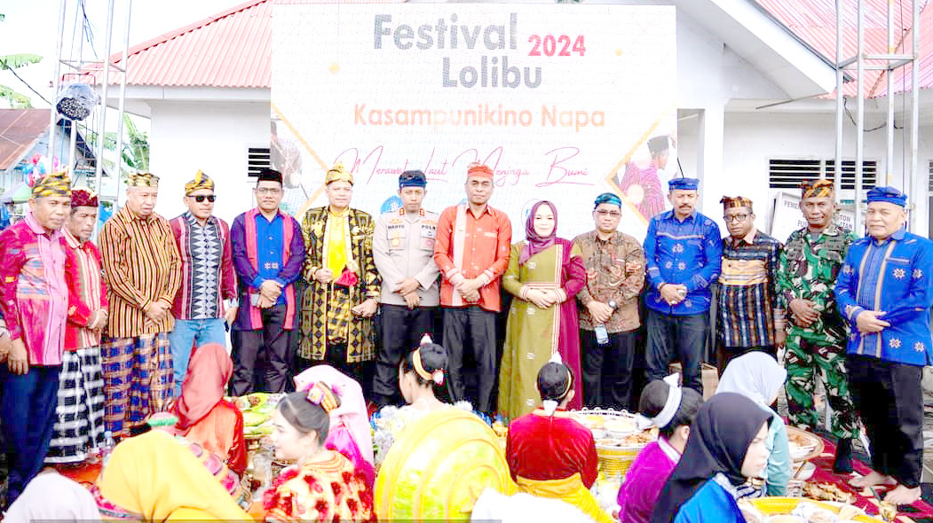 Pj Bupati Buteng Kostantinus bersama Forkopimda menyaksikan festival Kasumpunikino Napa