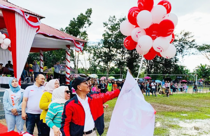 SAMBUT KEMERDEKAAN : Bupati Konsel, H. Surunuddin Dangga, saat membuka kegiatan Porseni di Kecamatan Konda dalam rangka menyambut HUT ke-79 kemerdekaan RI pada 17 Agustus mendatang. (I NGURAH PANDI SANTOSA/KENDARI POS)