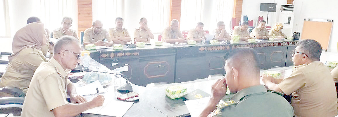 PASTIKAN KESIAPAN : Rapat persiapan memeringati HUT ke-79 Kemerdekaan Republik Indonesia pada 17 Agustus 2024 mendatang yang digelar Pemkab Butur, dipimpin Plh. Sekretaris Kabupaten, Muliana, M.Ap, kemarin.(DISKOMINFO KABUPATEN BUTON UTARA FOR KENDARI POS)