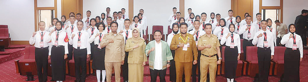 PASKIBRA TINGKAT PROVINSI : Pj Gubernur Sultra Andap Budhi Revianto (tengah) berfoto bersama calon Pasukan Pengibar Bendera (Paskibraka) tingkat provinsi di ruang Pola Kantor Setprov Sultra, Selasa (30/7).(RAHMA SAFITRI/KENDARI POS)