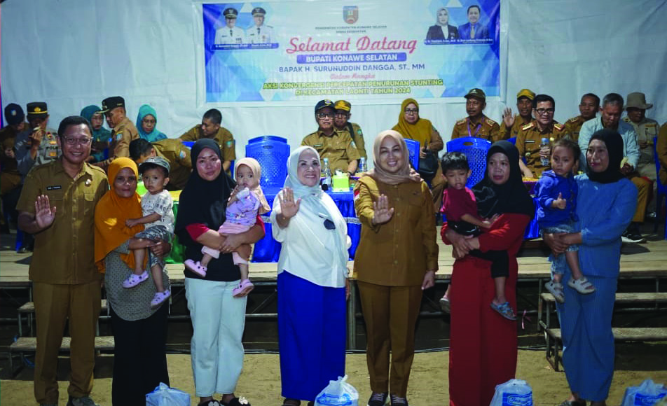 AKSI KONVERGENSI: Ketua TP PKK Konsel, Hj. Nurlin Surunuddin (tengah), Sekda Konsel Hj.St Chadidjah (tiga dari kanan) dan sejumlah pimpinan OPD foto bersama warga Desa Namu, Kecamatan Laonti usai penyerahan bantuan gizi gratis, Selasa (30/7/2024). Tampak Bupati Konsel, Surunuddin Dangga (belakang, duduk) turut menyaksikan. (I Ngurah Pandi/Kendari Pos)