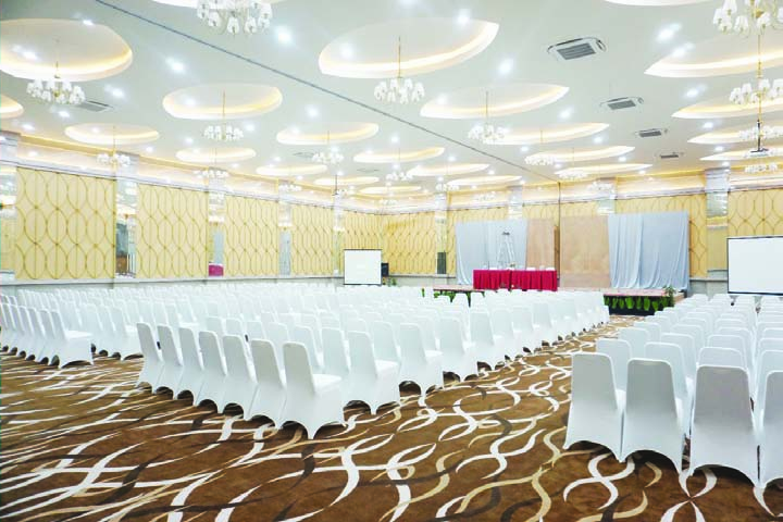 Ballroom Hotel Zahra Syariah Kendari yang dapat menjadi lokasi untuk mewujudkan impian wedding spesial bagi setiap pasangan. (HOTEL ZAHRA SYARIAH KENDAR)