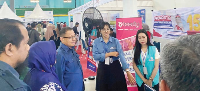 Wakil Rektor Bidang Kemahasiswaan dan Alumni UHO, Dr. Nur Arafah, M.Si mengunjungi stand Job Fair UHO 2024 di Sport Center UHO, Selasa (30/7).(IST)