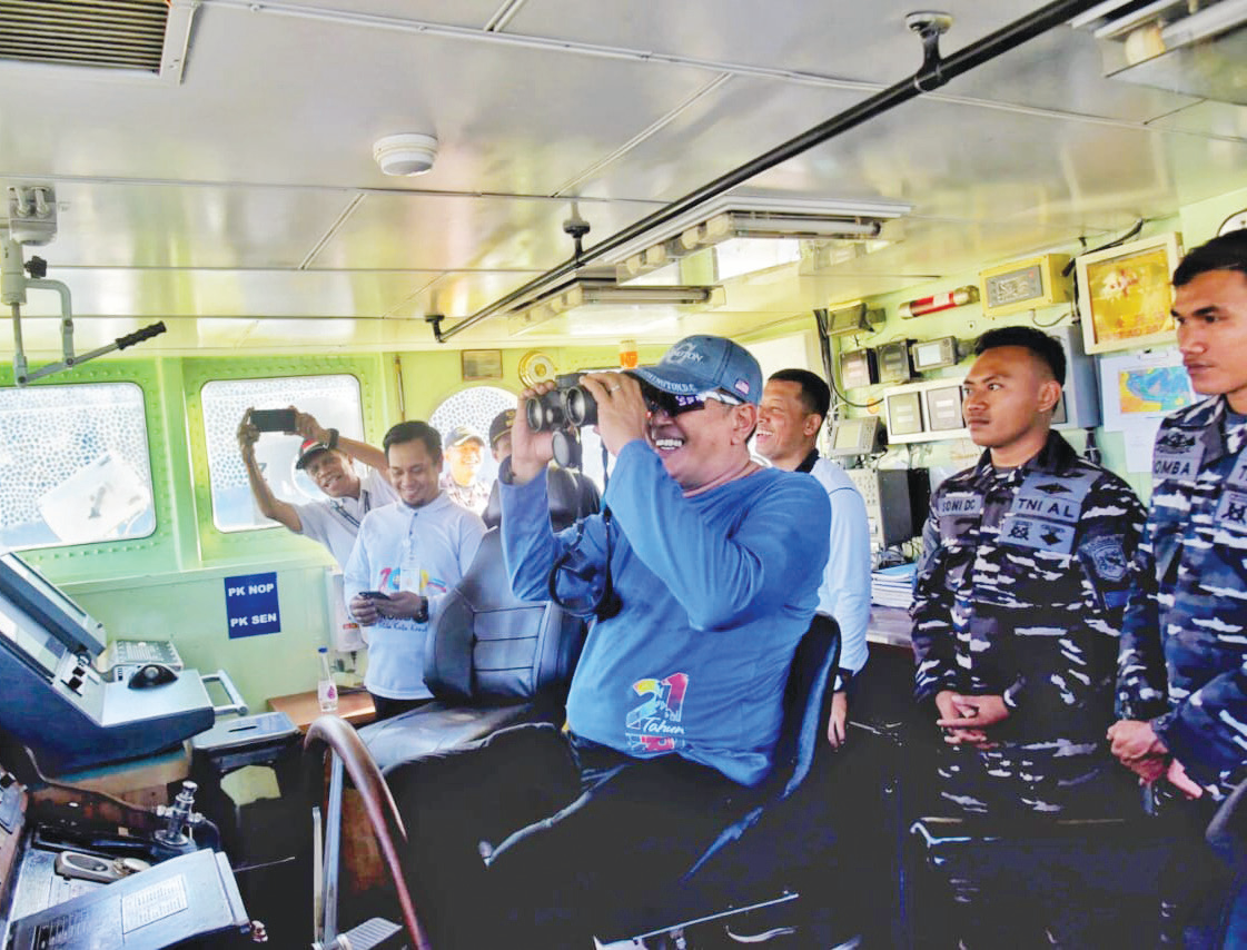 FUNWALK HUT LANAL KENDARI : Pj Wali Kota Kendari, Muhammad Yusup saat meninjau kekuatan armada laut yang dimiliki Lanal Kendari, kemarin.(AGUS SETIAWAN/KENDARI POS)