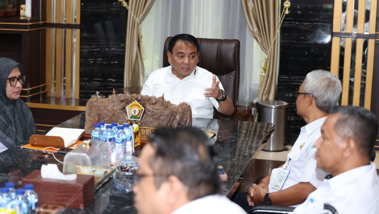 SIAGA BENCANA : PJ Gubernur Sultra Andap Budhi Revianto memberi pengarahan pada Rakor OPD bersama BMKG di ruang rapat Gubernur, Rabu (3/7).(RAHMA SAFITRI/KENDARI POS)
