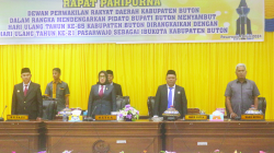 RAPAT PARIPURNA: Pj Bupati Buton, La Haruna (kiri) bersama Ketua DPRD Buton, Wa Ode Nurnia Kahar (dua dari kiri) dalam rapat paripurna menyambut HUT ke-65 Kabupaten Buton, Rabu (3/7/2024). (ELYN/KENDARI POS)