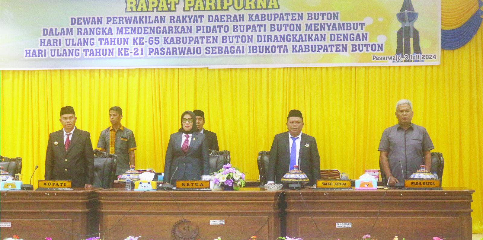 RAPAT PARIPURNA: Pj Bupati Buton, La Haruna (kiri) bersama Ketua DPRD Buton, Wa Ode Nurnia Kahar (dua dari kiri) dalam rapat paripurna menyambut HUT ke-65 Kabupaten Buton, Rabu (3/7/2024). (ELYN/KENDARI POS)