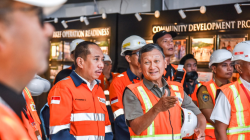 Menteri ESDM Arifin Tasrif (tengah, gestur menunjuk) saat meninjau progres proyek smelter nikel PT. Ceria Nugraha Indotama di Kabupaten Kolaka, baru-baru ini. (IST)