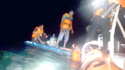Tim SAR menemukan empat korban dalam keadaan berenang menggunakan baju pelampung dan rakit menuju ke darat. Sementara kapal yang ditumpangi telah tenggelam.(FOTO. IST)