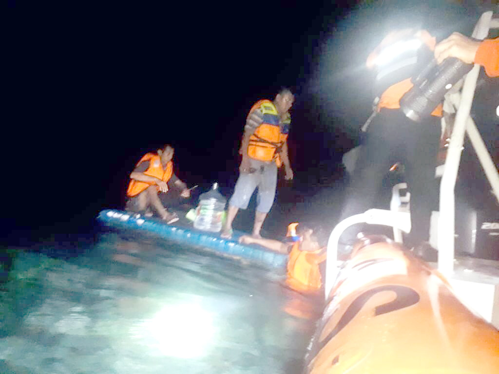 Tim SAR menemukan empat korban dalam keadaan berenang menggunakan baju pelampung dan rakit menuju ke darat. Sementara kapal yang ditumpangi telah tenggelam.(FOTO. IST)