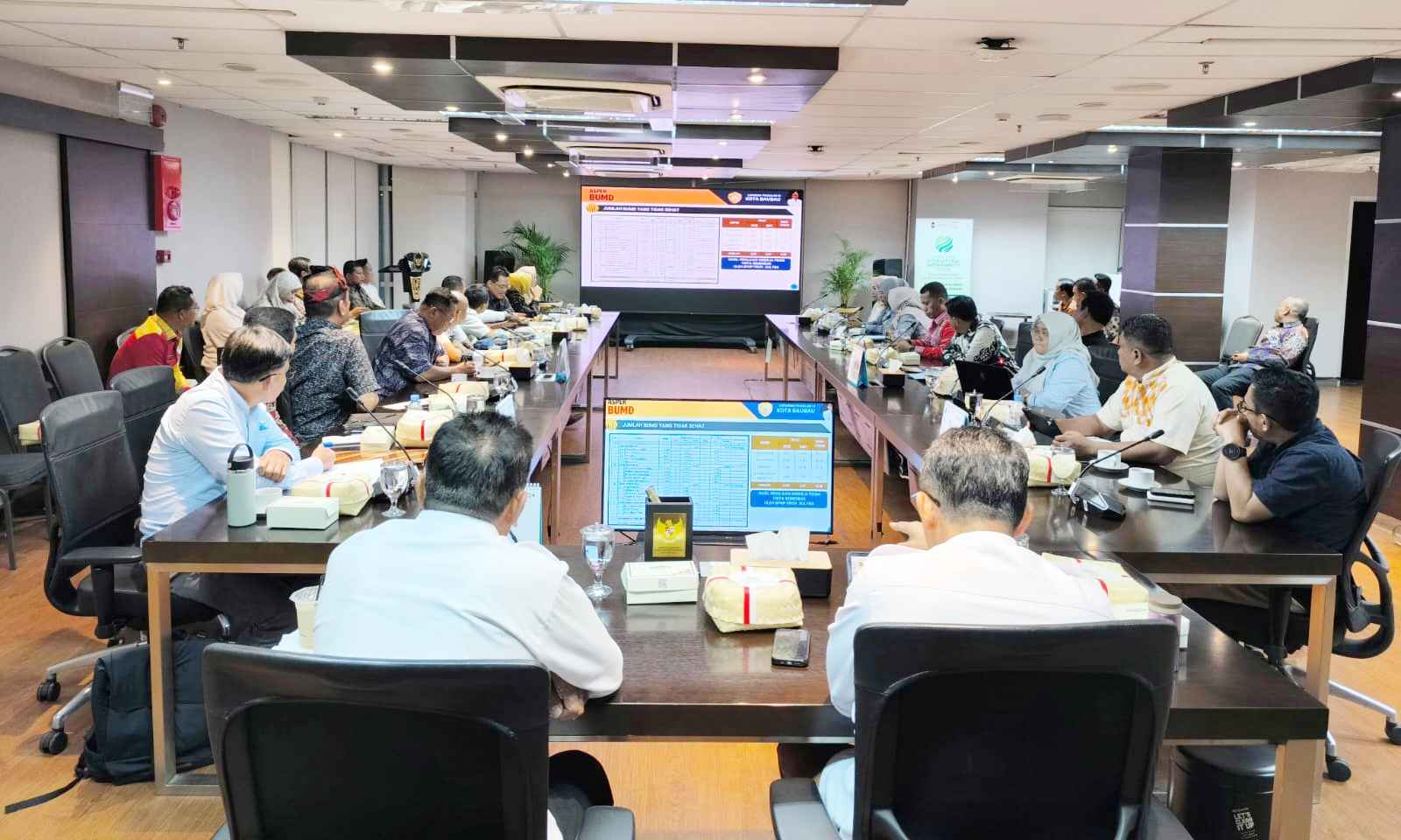 LAPORAN KINERJA : suasana rapat persiapan akhir penyusunan laporan sebagai evaluasi kinerja tahap ketiga di kemendagri yang dipimpin Pj Wali Kota Baubau, H.Muh Rasman Manafi. (DISKOMINFO KOTA BAUBAU FOR KENDARI POS)