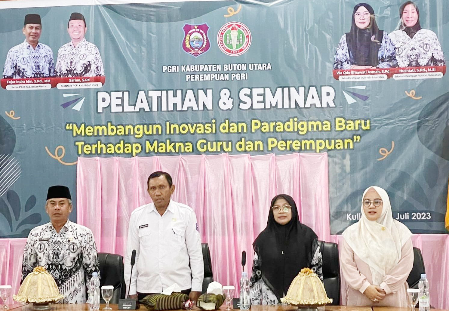 TINGKATKAN PERAN : Asisten Perekonomian dan Pembangunan Setkab Butur, Sahrun Akri (kedua dari kiri) saat membuka pelatihan dan seminar membangun inovasi dan paradigma baru terhadap makna guru serta perempuan yang digelar Pengurus Perempuan Persatuan Guru Republik Indonesia Butur bekerja sama dengan PGRI setempat, kemarin.