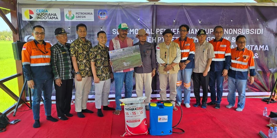 Direktur Operasional (Dirops) PT.Ceria, Yusram Rantesalu (4 dari kanan) bersama perwakilan PT Petrokimia Gresik menyerahkan bantuan pupuk non subsidi dan alat sprayer kepada Gapoktan di Kecamatan Wolo, baru-baru ini. (IST)