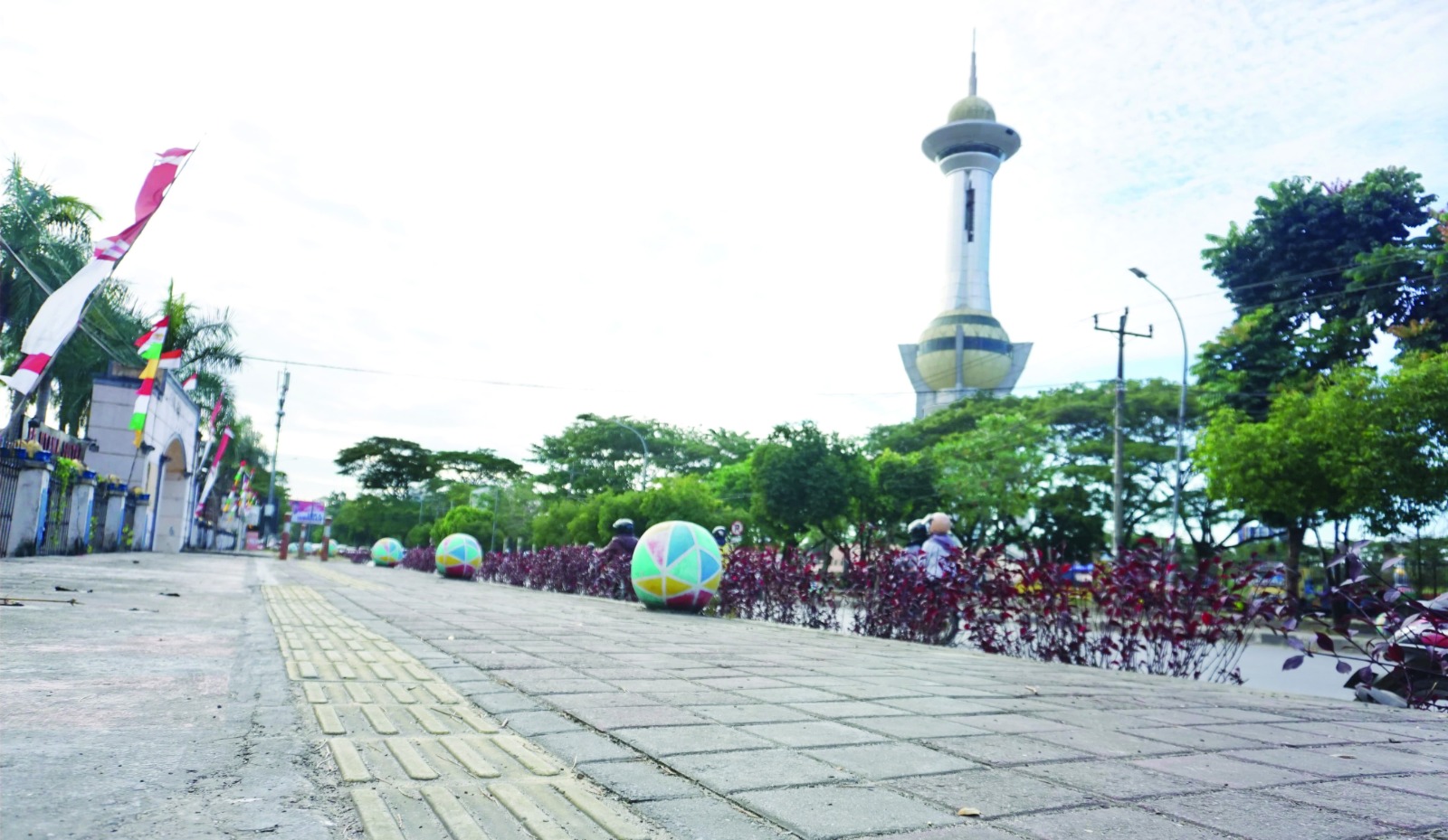 Pedistrian di jalan Abunawas kota Kendari, Selasa (13/8). Tempat bagi para pejalan kaki kini difungsikan sebagai mana mestinya, lokasi yang terletak dekat MTQ tersebut bersih dari pedagang.(MUH. ABDI ASMAUL AMRIN/KENDARI POS)