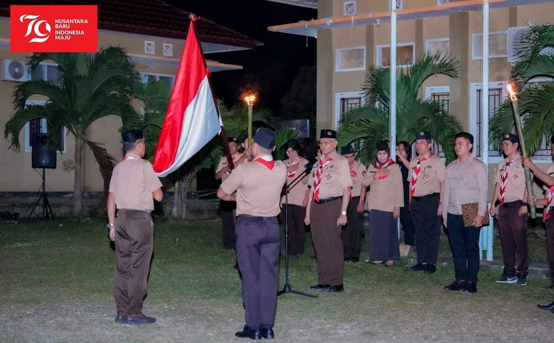 Sekretaris Daerah (Sekda) Provinsi Sultra, Asrun Lio, saat bertindak sebagai pembina upacara dalam acara ulang janji dan renungan malam dalam rangka Hari Pramuka ke-63 Tahun 2024 yang berlangsung di yelataran kantor Kwartir Daerah Gerakan Pramuka Sulawesi Tenggara. (BIRO ADPIM PROV. SULTRA)