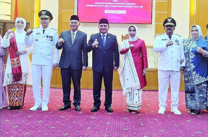 RESMI DILANTIK: Pj Gubernur Sultra, Andap Budhi Revianto (tengah) resmi melantik Muhammad Fadlansyah (dua dari kiri) sebagai Pj Bupati Kolaka dan Stanley (dua dari kanan) sebagai Pj Bupati Konawe di ruang pola Kantor Gubernur Sultra, Kamis (15/8/2024). Usai pelantikan, foto bersama Sekda Sultra Asrun Lio (tiga dari kiri), Ketua PKK Sultra WA Ode Munanah (tiga dari kanan) beserta istri kedua Pj Bupati. (BIRO ADPIM PEMPROV SULTRA)