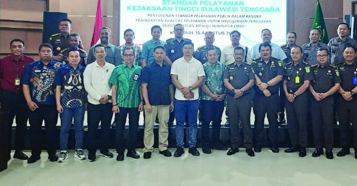 ONSULTASI PUBLIK: Wakil Direktur Kendari Pos, Awal Nurjadin (tiga dari kiri) hadir dalam acara Konsultasi Publik di Aula Kejati Sultra, Kamis (15/8/2024). Usai pertemuan sempatkan foto bersama sejumlah pejabat Kejati Sultra, dan pejabat dari beberapa instansi yang diundang. (MUH ABDI ASMAUL/KENDARPOS)