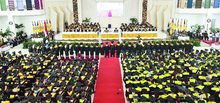 Suasana wisuda UHO periode April-Juli 2024 yang diikuti 1721 di Auditorium Mokodompit UHO, Senin (5/8). (HUMAS UHO FOR KENDARI POS)