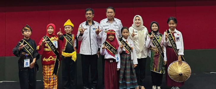 LOMBA BERTUTUR : Kepala Dinas Perpustakaan dan Kearsipan Sultra, Nur Saleh foto bersama peserta lomba bertutur tingkat Provinsi di Gedung Perpustakaan Modern, kemarin. (AGUS SETIAWAN/KENDARI POS)