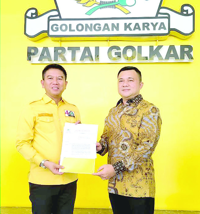 DIUSUNG GOLKAR: Bakal Calon Bupati Konsel, Irham Kalenggo (kiri) bersama Wakilnya, Wahyu Ade Pratama Imran resmi menerima SK dukungan DPP Golkar untuk maju di Pilkada Konsel. Tampak keduanya memperlihatkan SK DPP Golkar. (IST)