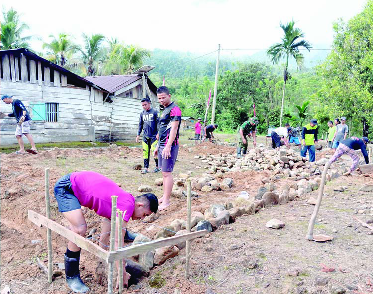 Pembangunan pondasi rumah warga di Kecamatan Asera yang direhab Satgas TMMD.(IST)