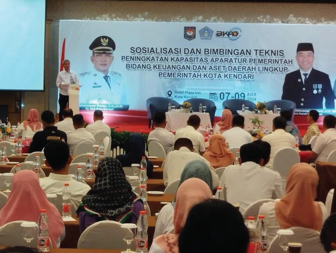 PENGELOLAAN ASET : Sekda Kota Kendari, Ridwansyah Taridala memimpin sosialisasi dan bimbingan teknis (Bimtek) peningkatan kapasitas aparatur pemerintah bidang keuangan dan aset daerah dalam lingkup Pemkot Kendari, kemarin.(AGUS SETIAWAN/KENDARI POS)