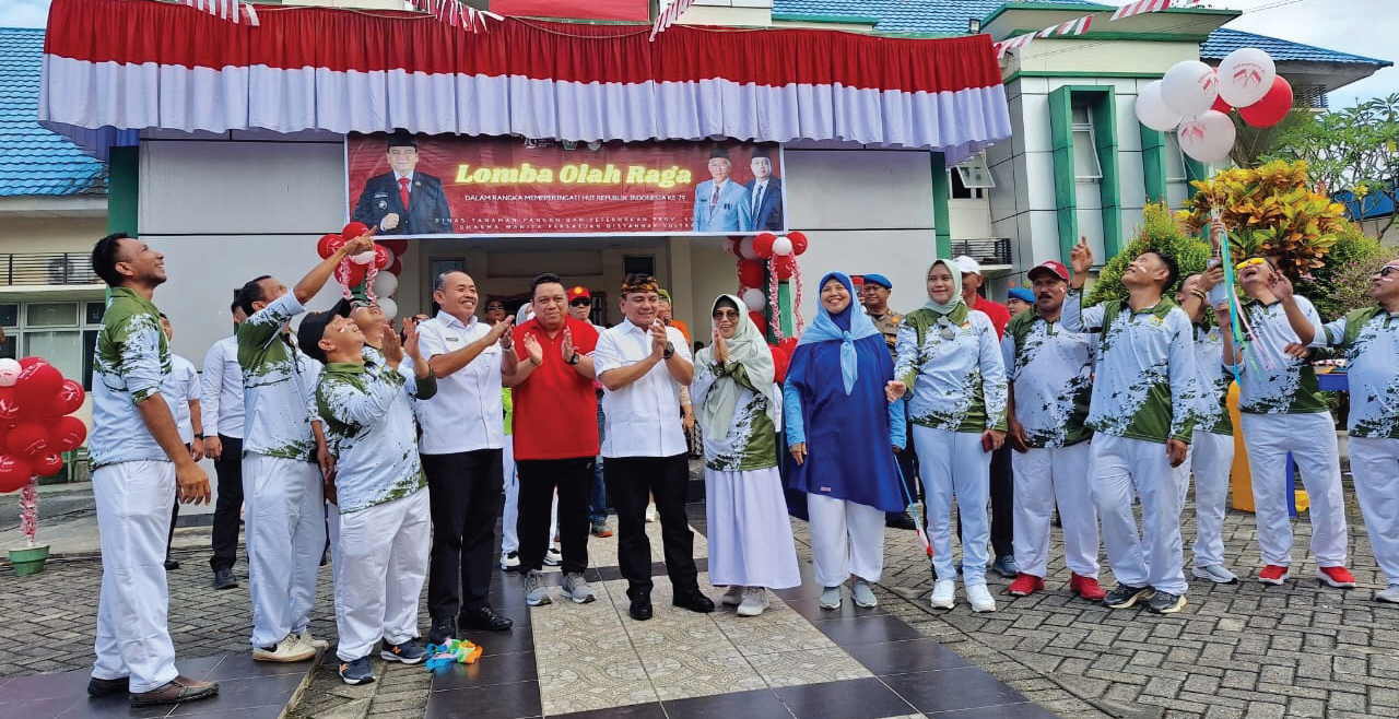 SEMARAK HUT KEMERDEKAAN : Pj Gubernur Sultra, Andap Budhi Revianto saat membuka Porseni di kantor Distannak Sultra kemarin.(RAHMA SAFITRI/KENDARI POS)