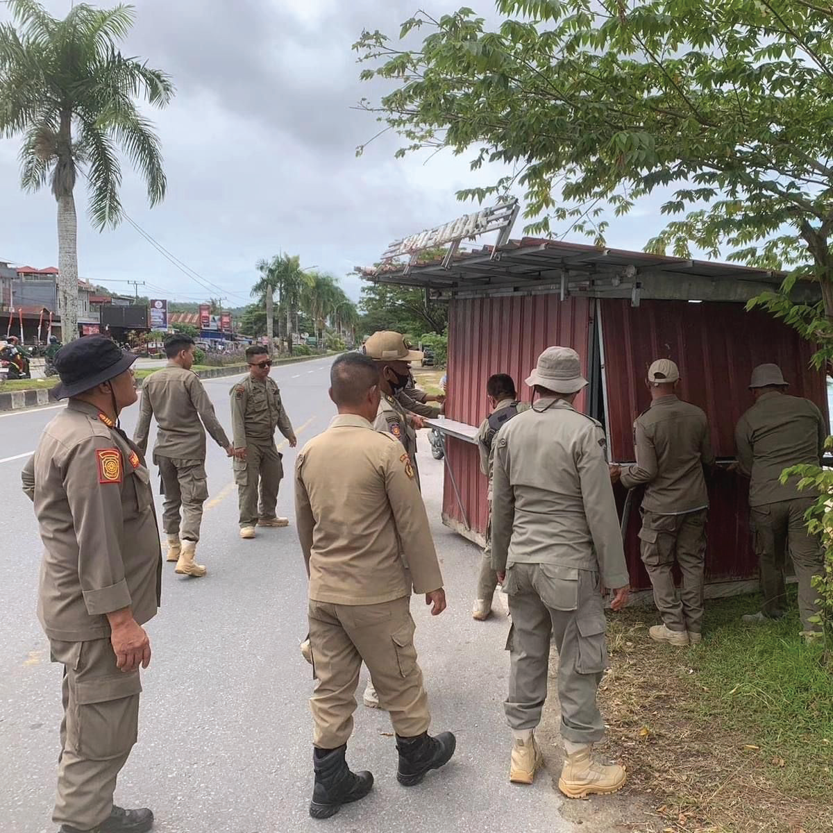 PENERTIBAN PKL : Personil Satpol PP Kota Kendari saat menertibkan lapak pedagang di Jalur Wisata KendariToronipa, kemarin.(AGUS SETIAWAN/KENDARI POS)