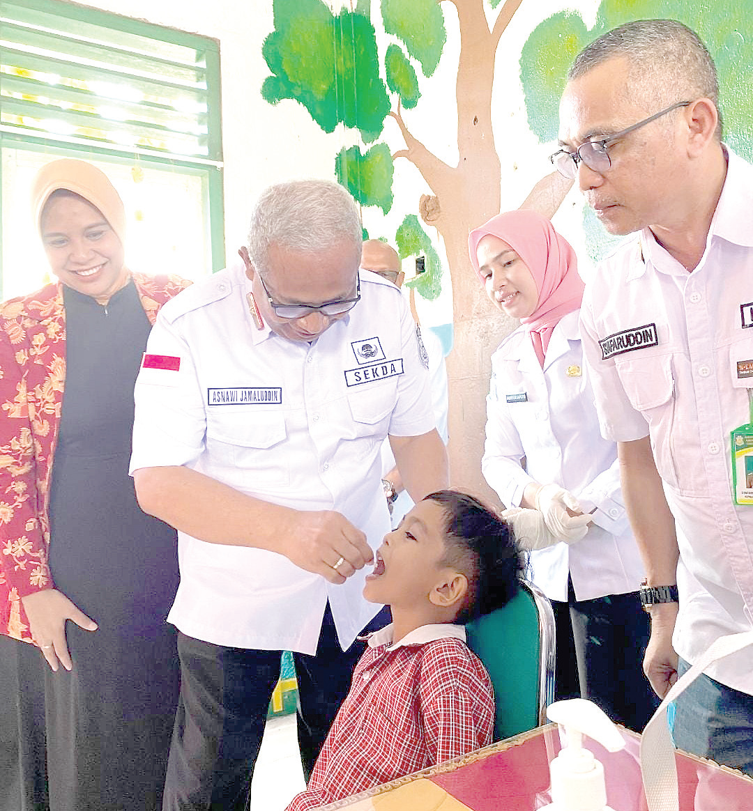 Sekda Buton Asnawi Jamaludin saat memberikan tetes polio pada lauching PIN polio berapa waktu lalu(IST)